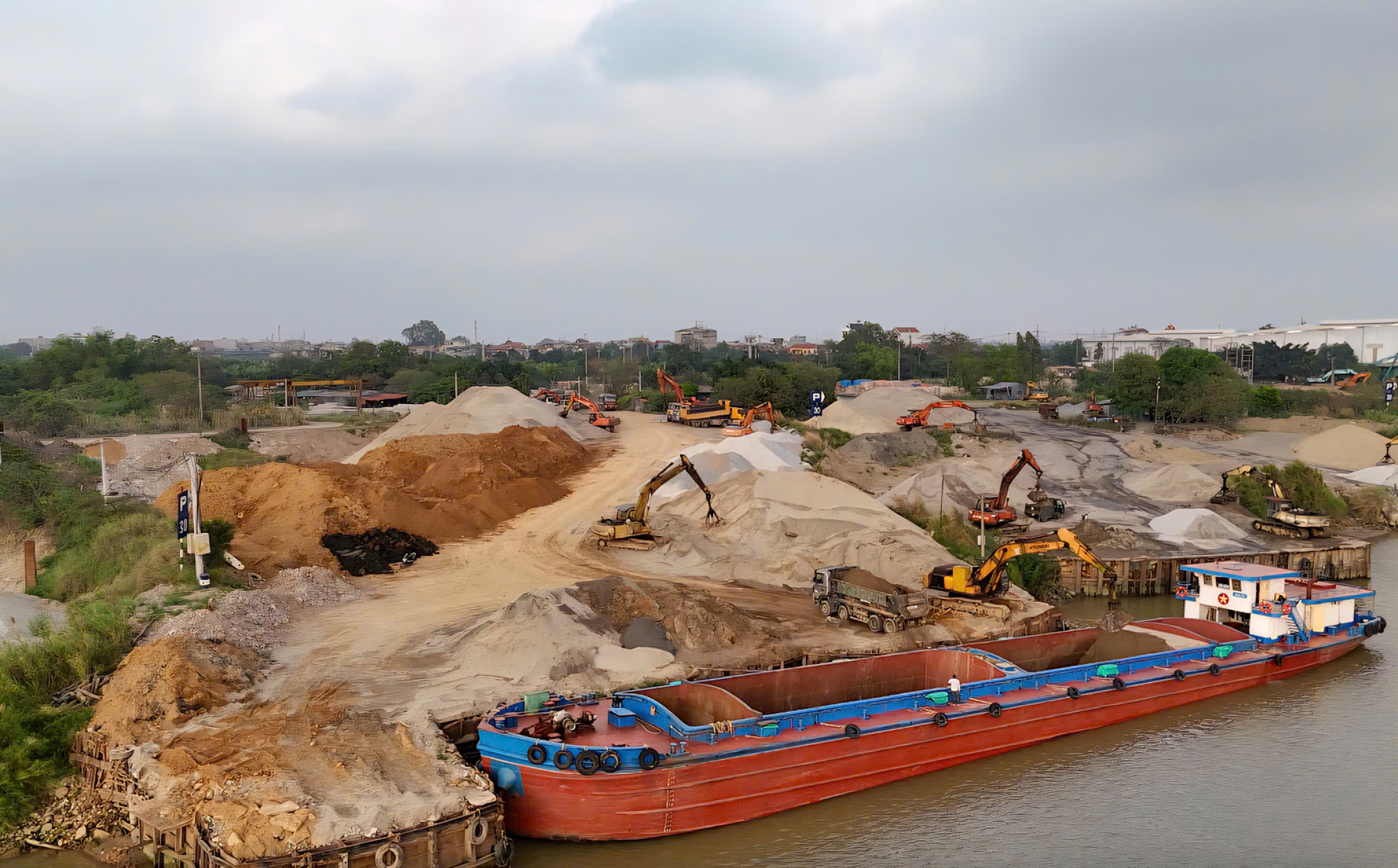 Hà Nội: Cần làm rõ trách nhiệm việc để bến bãi và trạm trộn bê tông hoạt động không phép, lấn sông - 0