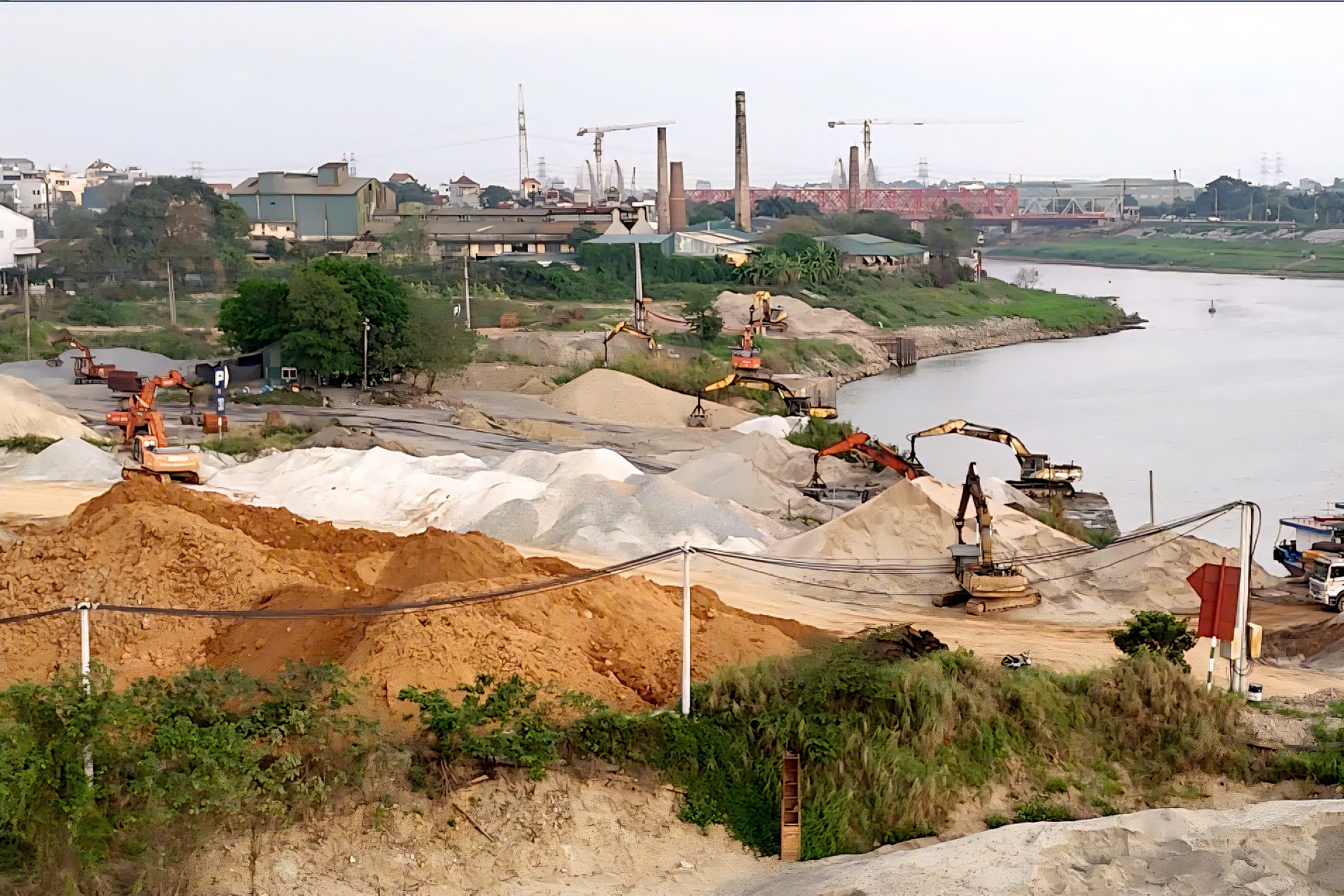 Hà Nội: Cần làm rõ trách nhiệm việc để bến bãi và trạm trộn bê tông hoạt động không phép, lấn sông - 0