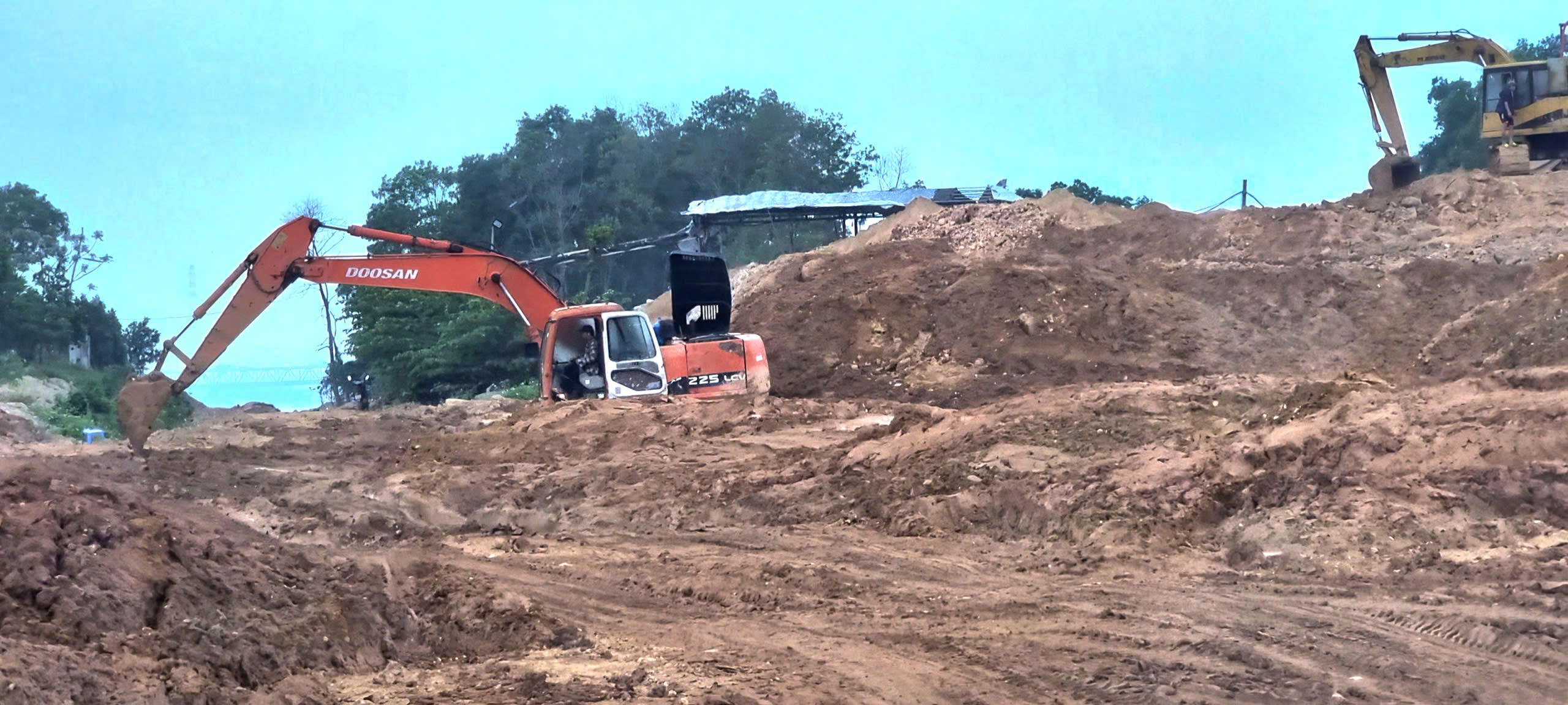 Hà Nội: Cần làm rõ trách nhiệm việc để bến bãi và trạm trộn bê tông hoạt động không phép, lấn sông - 0