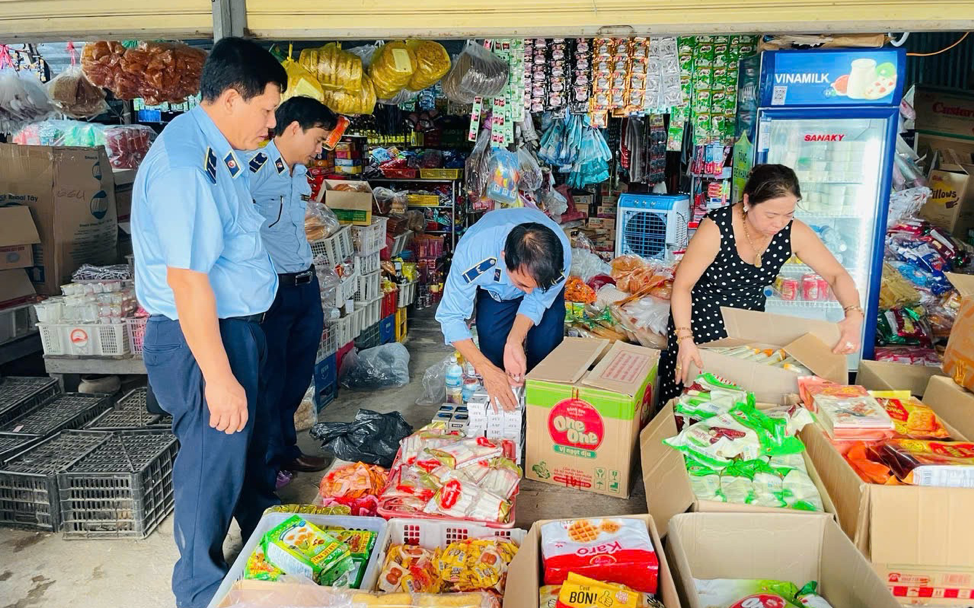 Chấn chỉnh thị trường thuốc lá lậu: Cần siết chặt mắt xích bán lẻ - 0