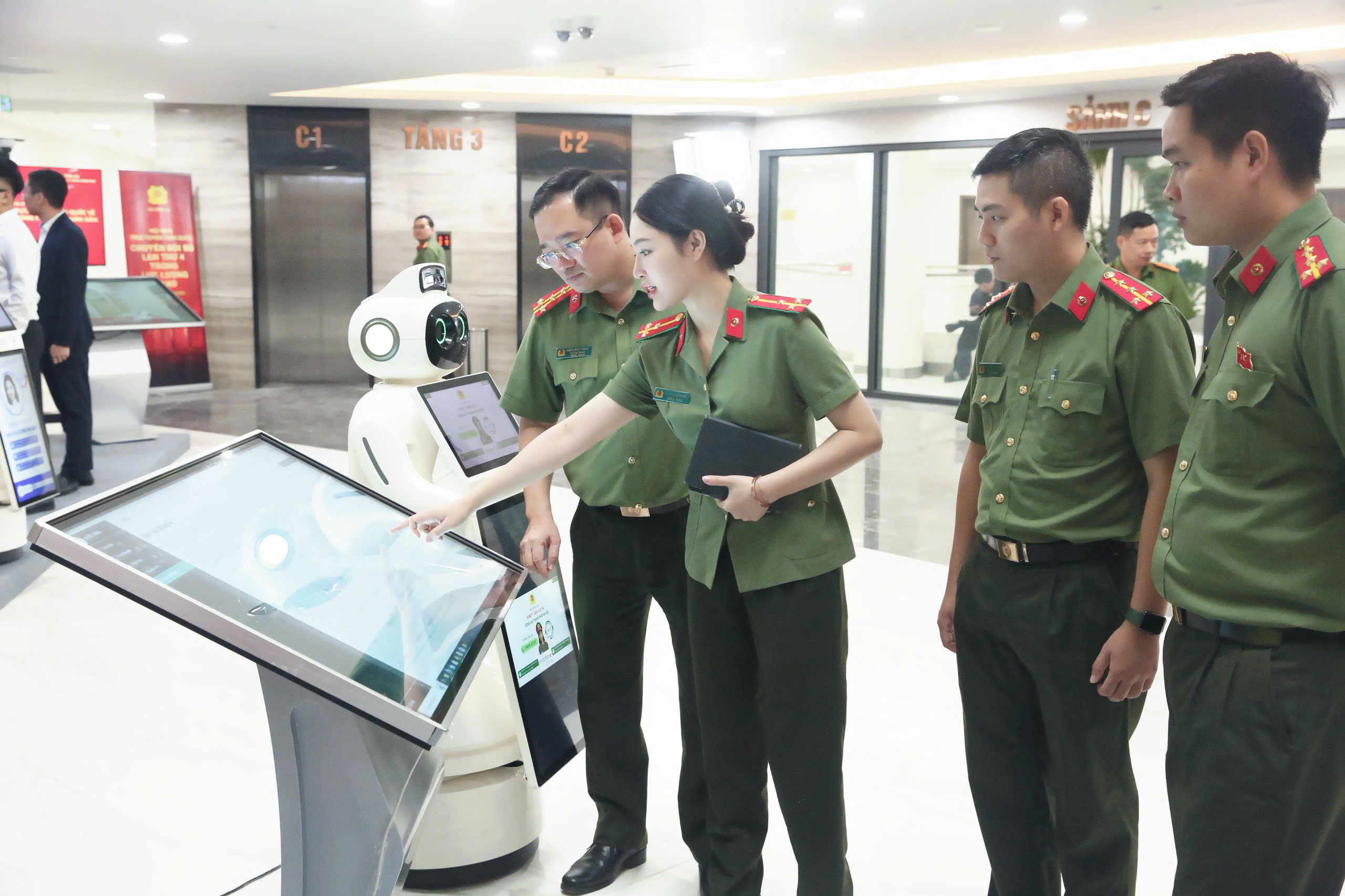Thượng úy Cù Thị Châm Anh với sáng kiến đưa AI vào giải pháp quản lý hành chính_SODACBIET_30/4_T26 - 0