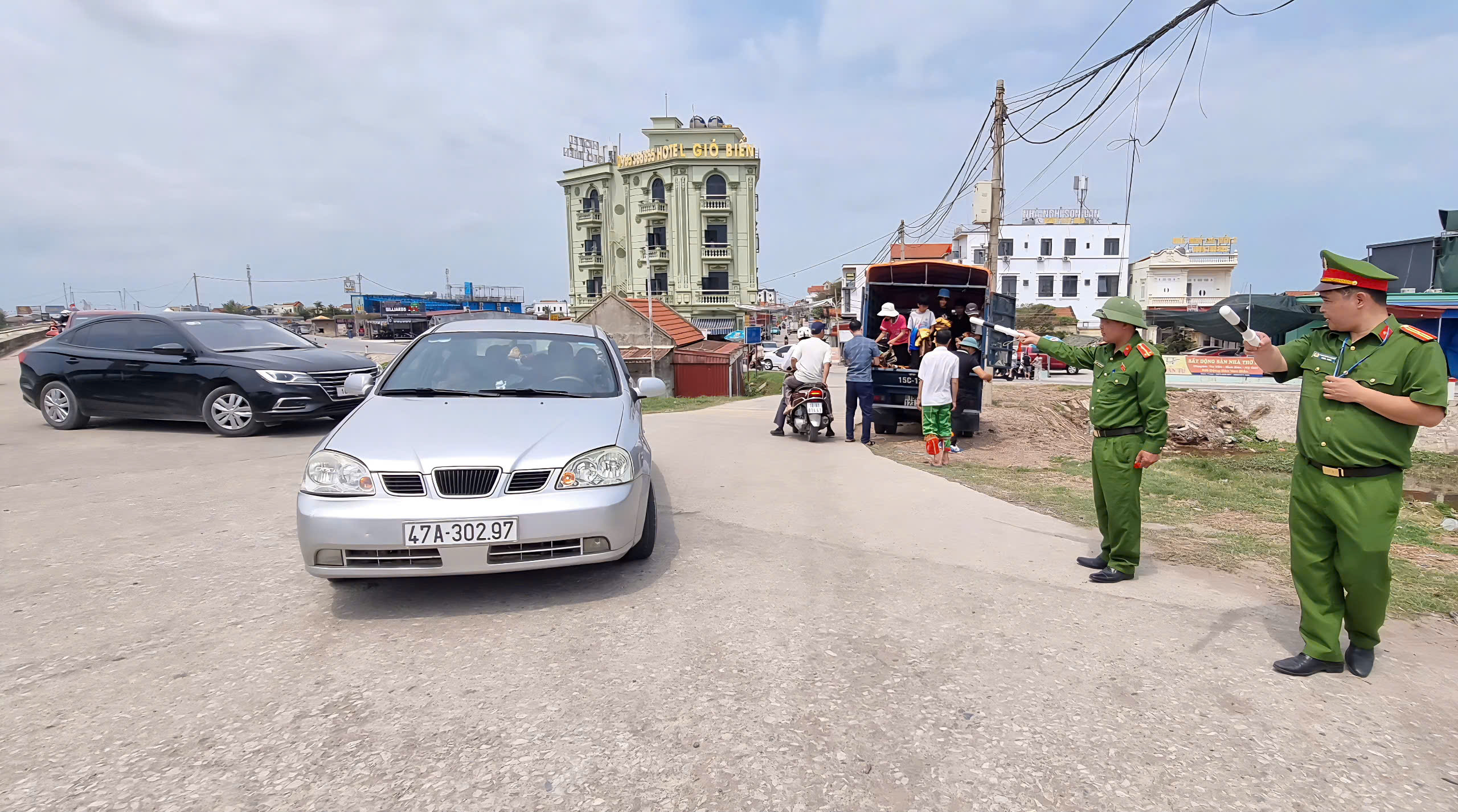 Nhà thờ đổ hút hồn khách bở vẻ đẹp hoang sơ - 0