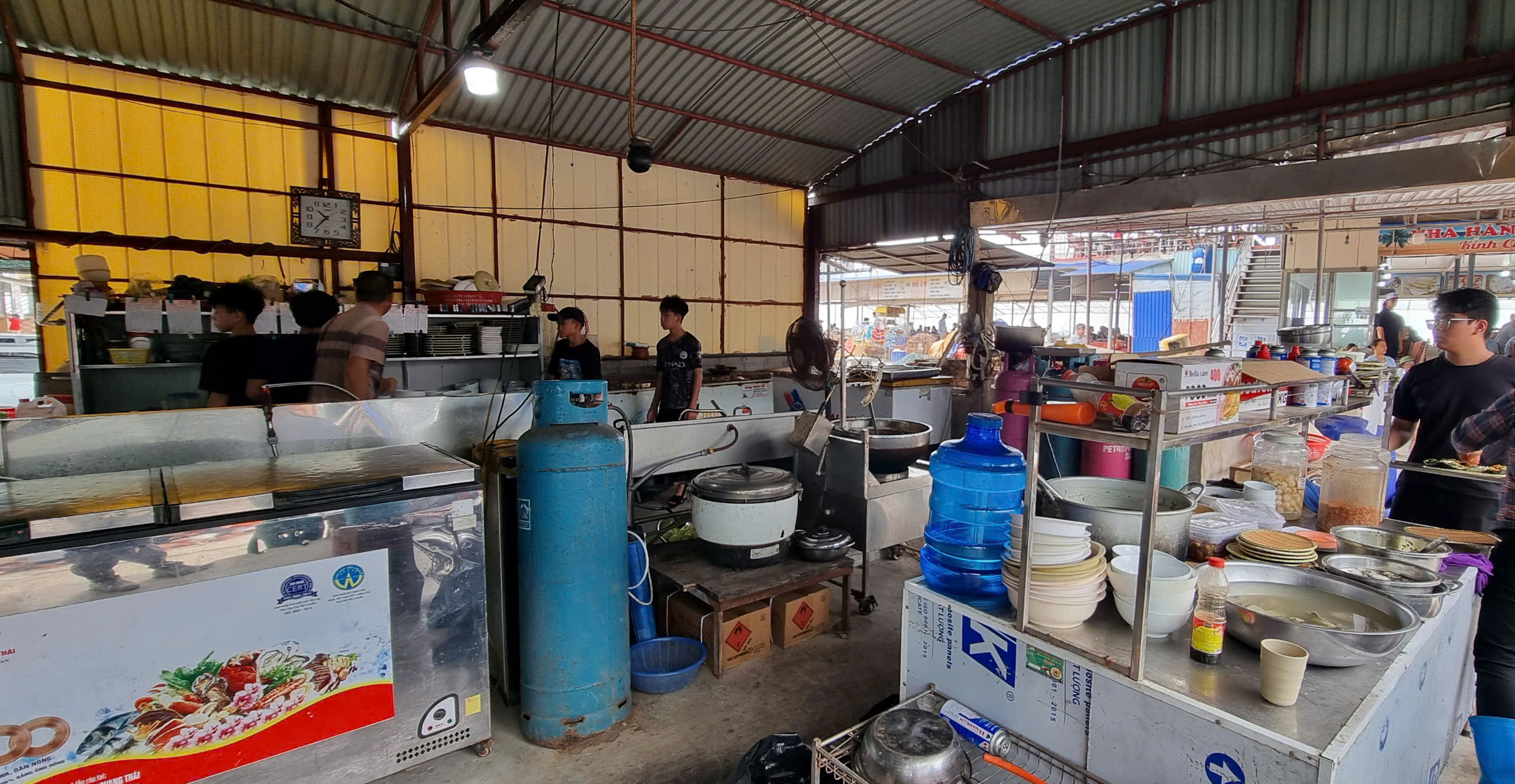 Nhà thờ đổ hút hồn khách bở vẻ đẹp hoang sơ - 0