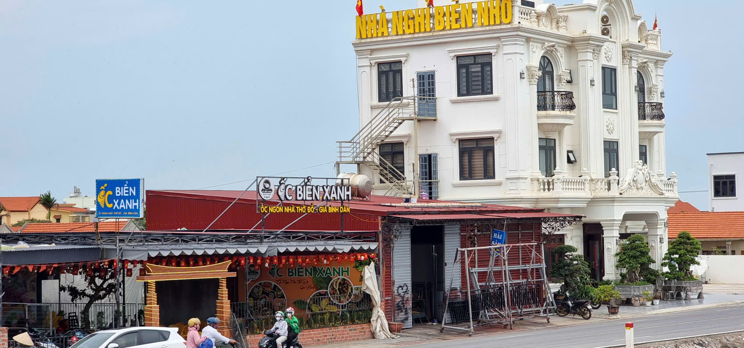 Nhà thờ đổ hút hồn khách bở vẻ đẹp hoang sơ - 0