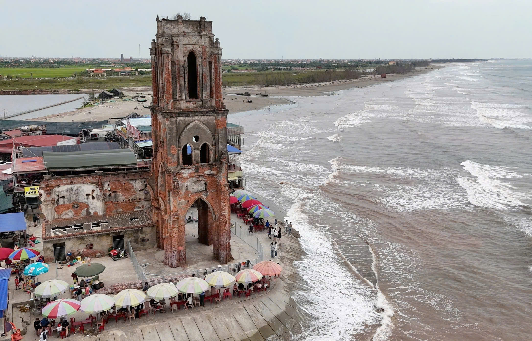 Nhà thờ đổ hút hồn khách bở vẻ đẹp hoang sơ - 0