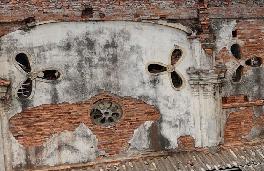 Nhà thờ đổ hút hồn khách bở vẻ đẹp hoang sơ - 0