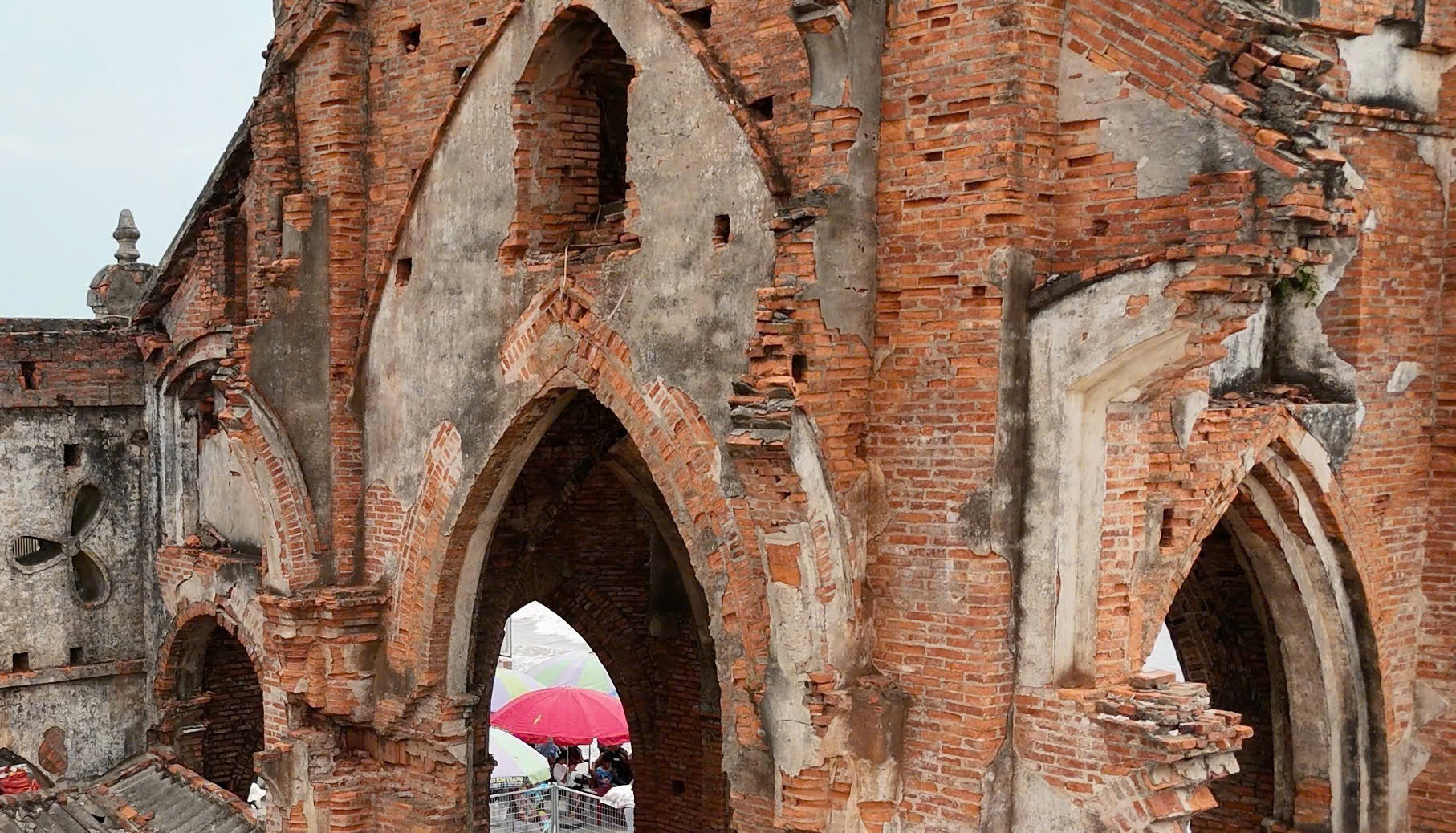Nhà thờ đổ hút hồn khách bở vẻ đẹp hoang sơ - 0