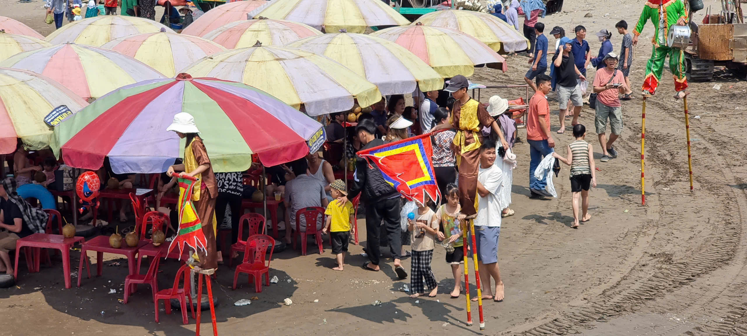 Nhà thờ đổ hút hồn khách bở vẻ đẹp hoang sơ - 0