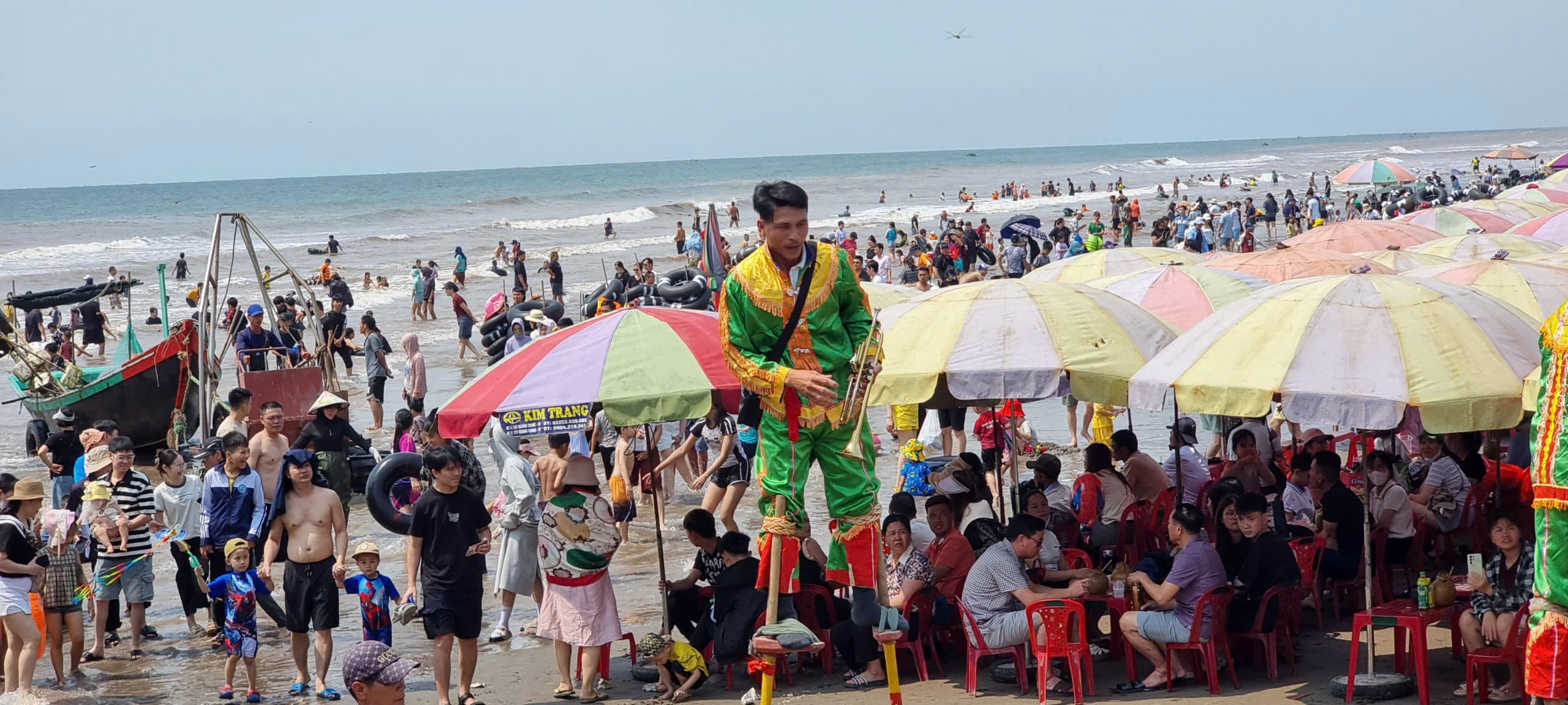 Nhà thờ đổ hút hồn khách bở vẻ đẹp hoang sơ - 0