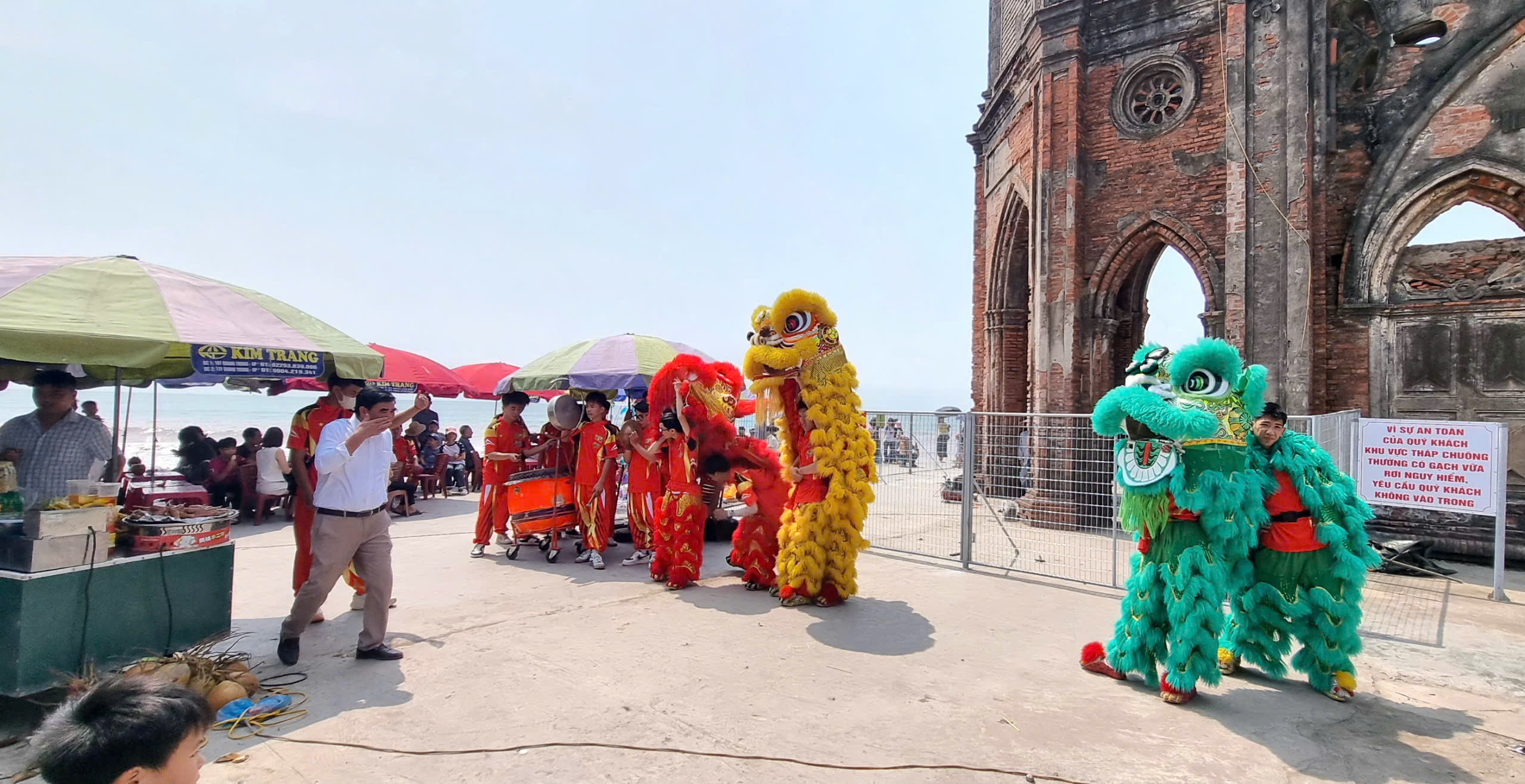 Nhà thờ đổ hút hồn khách bở vẻ đẹp hoang sơ - 0