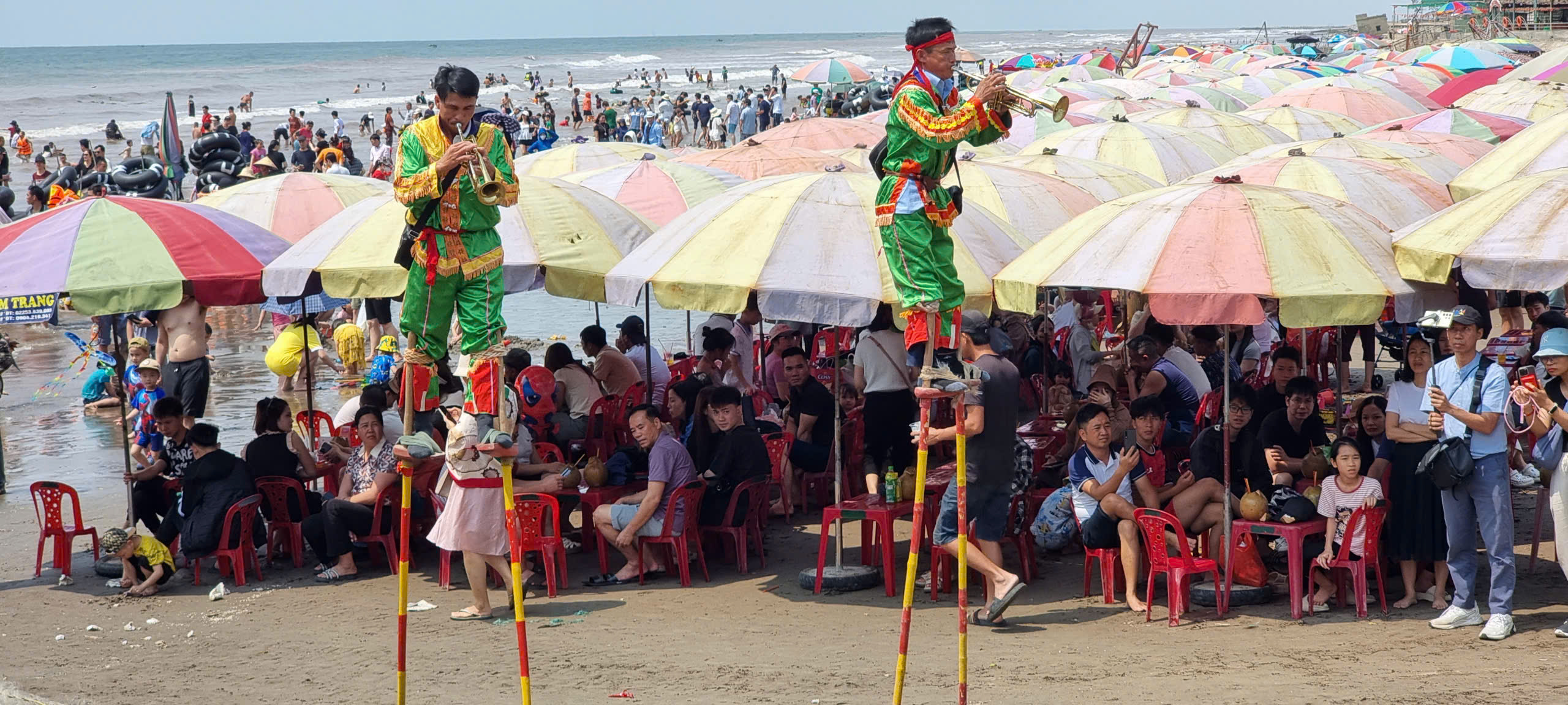 Nhà thờ đổ hút hồn khách bở vẻ đẹp hoang sơ - 0