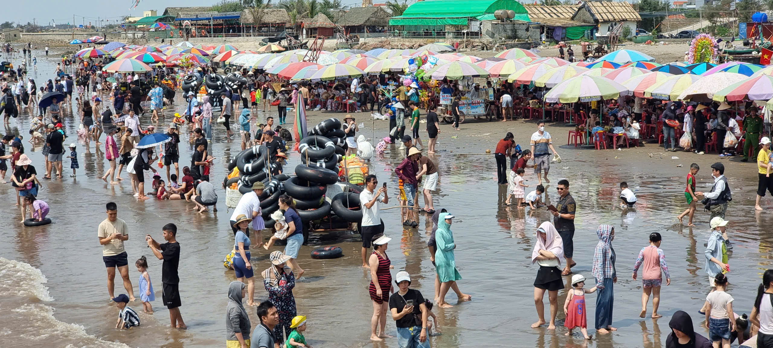 Nhà thờ đổ hút hồn khách bở vẻ đẹp hoang sơ - 0