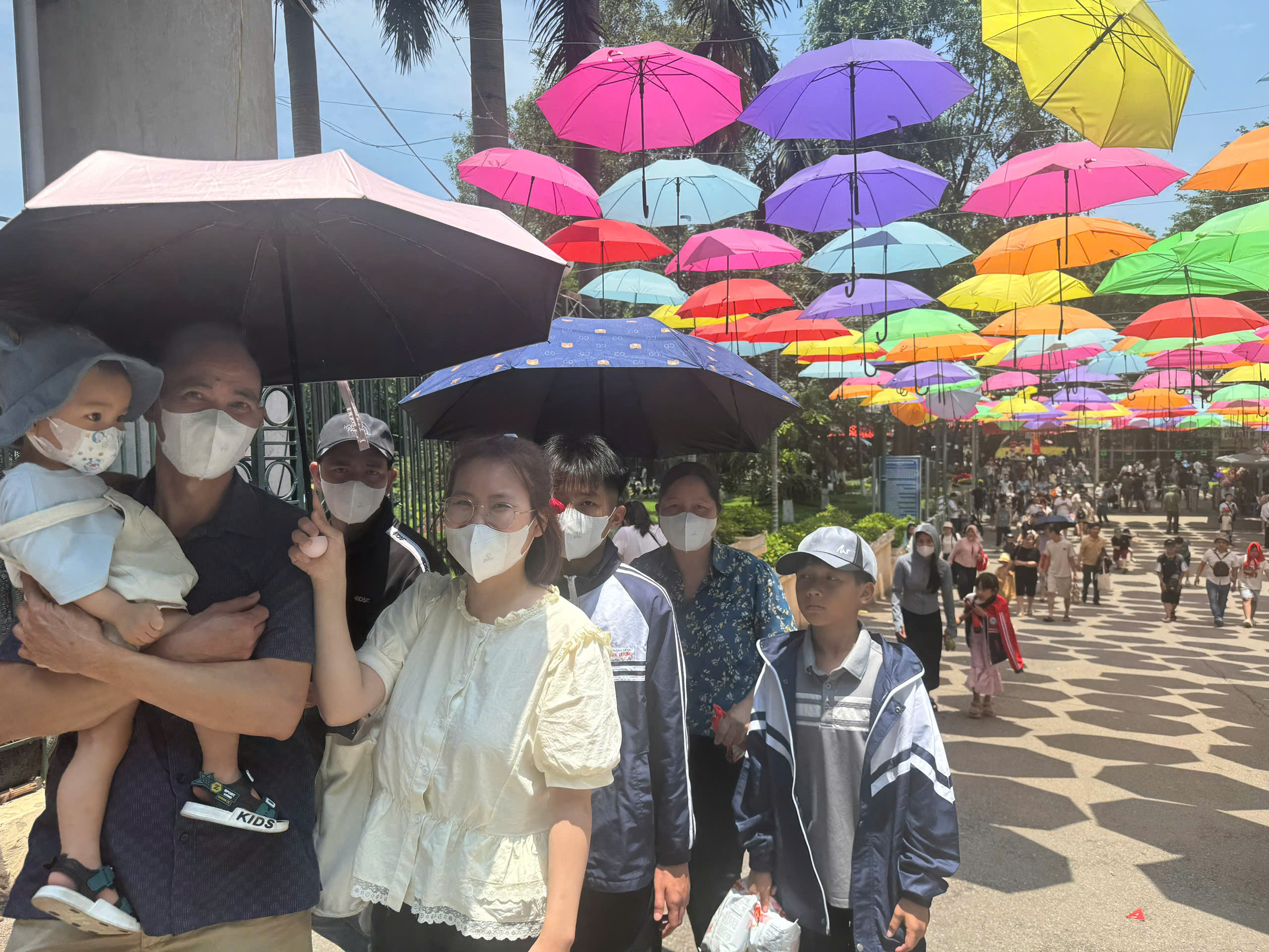 Du khách nô nức đưa con đến Vườn thú Hà Nội vui chơi trong kỳ nghỉ lễ - 0