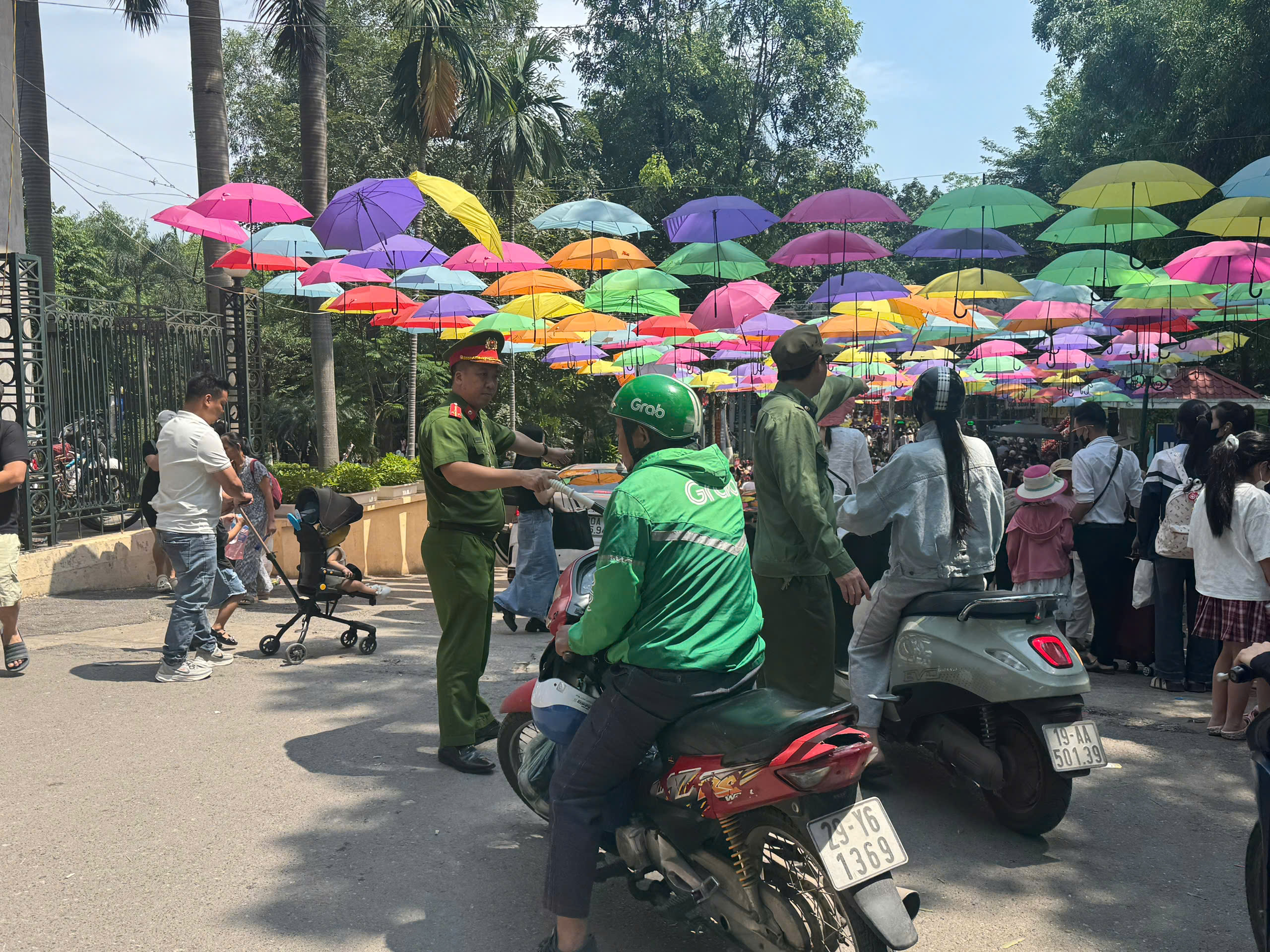 Du khách nô nức đưa con đến Vườn thú Hà Nội vui chơi trong kỳ nghỉ lễ - 0