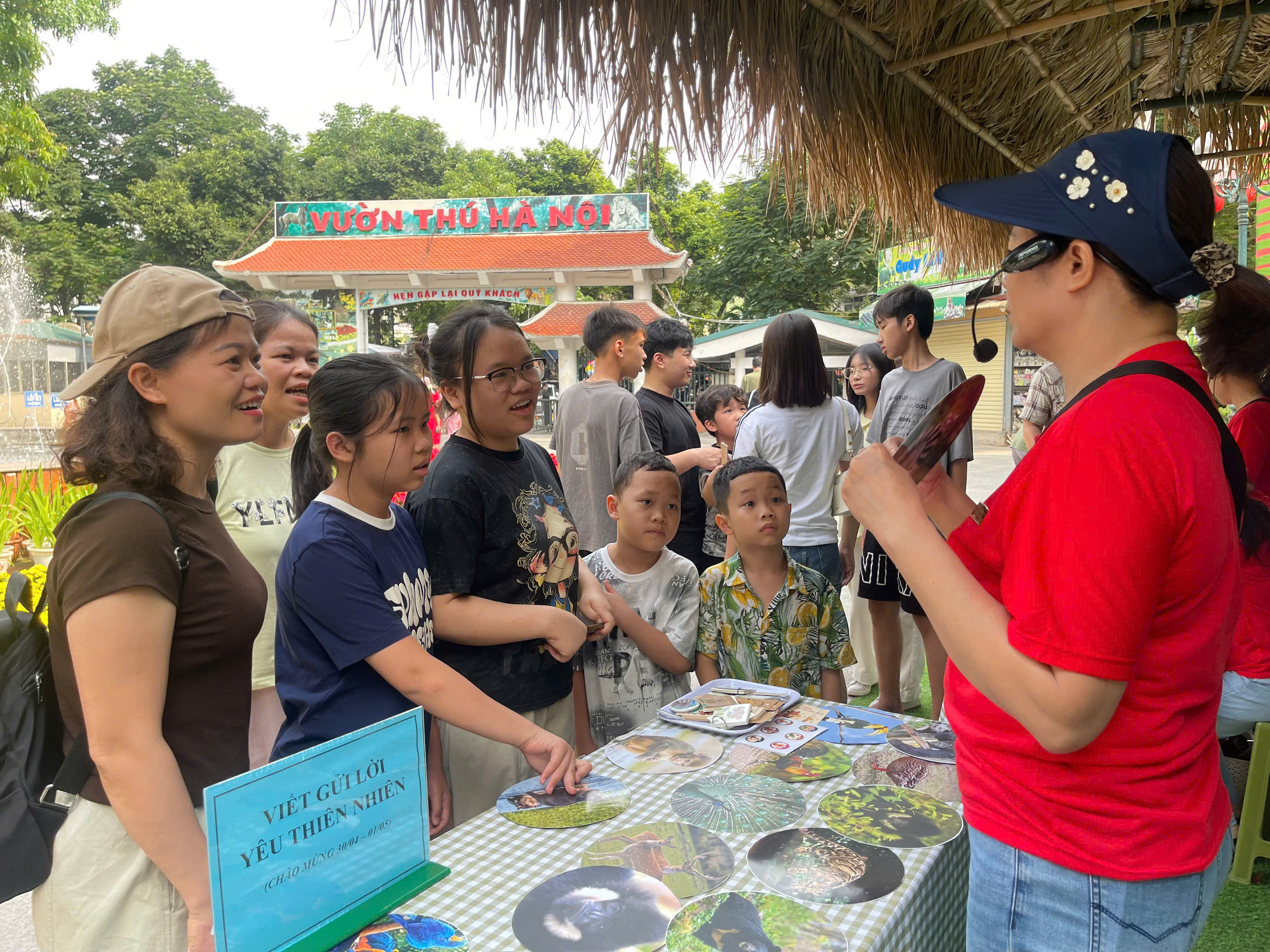 Du khách nô nức đưa con đến Vườn thú Hà Nội vui chơi trong kỳ nghỉ lễ - 0