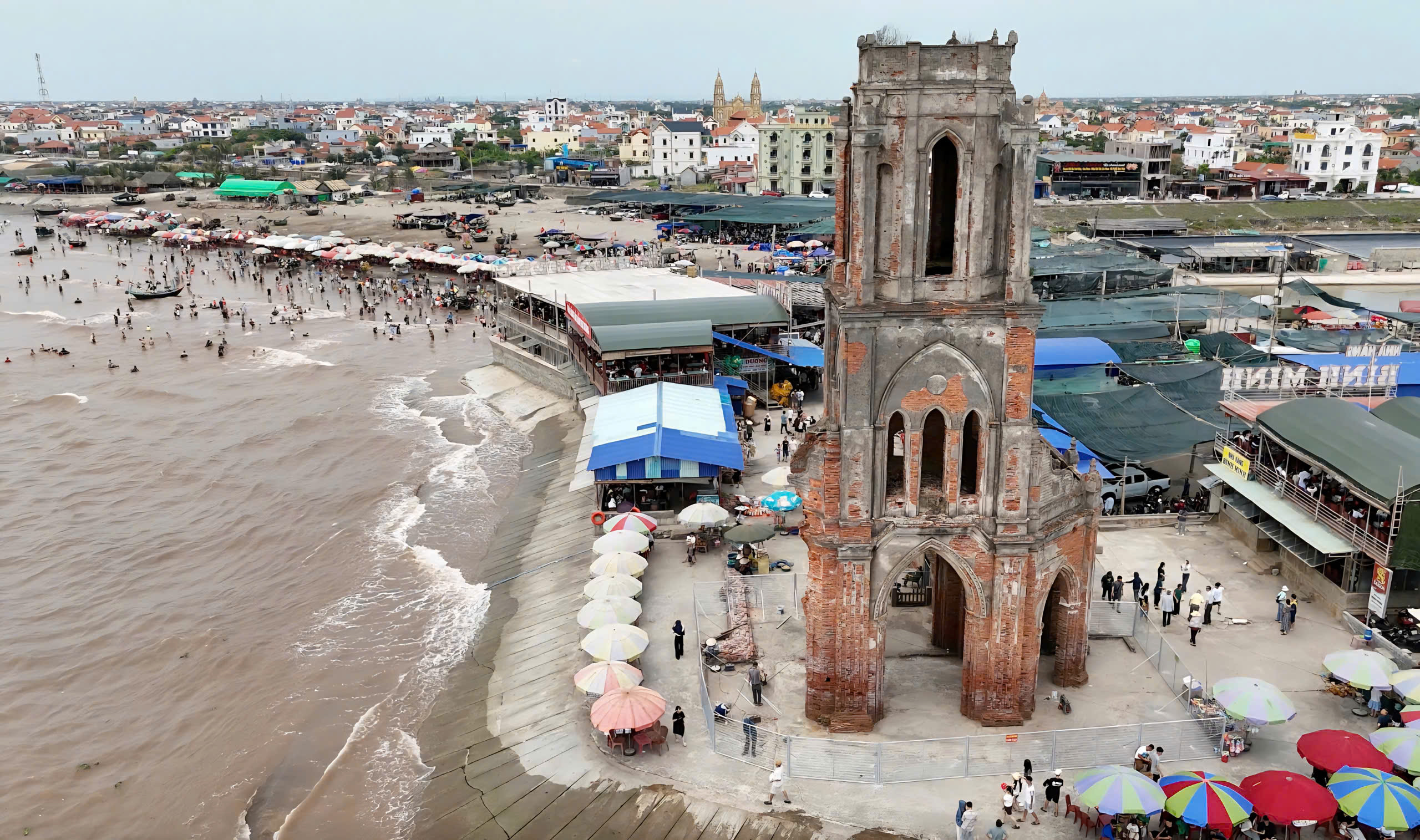 Hàng nghìn khách kéo về nhà thờ đổ trong sáng 30/4 - 0