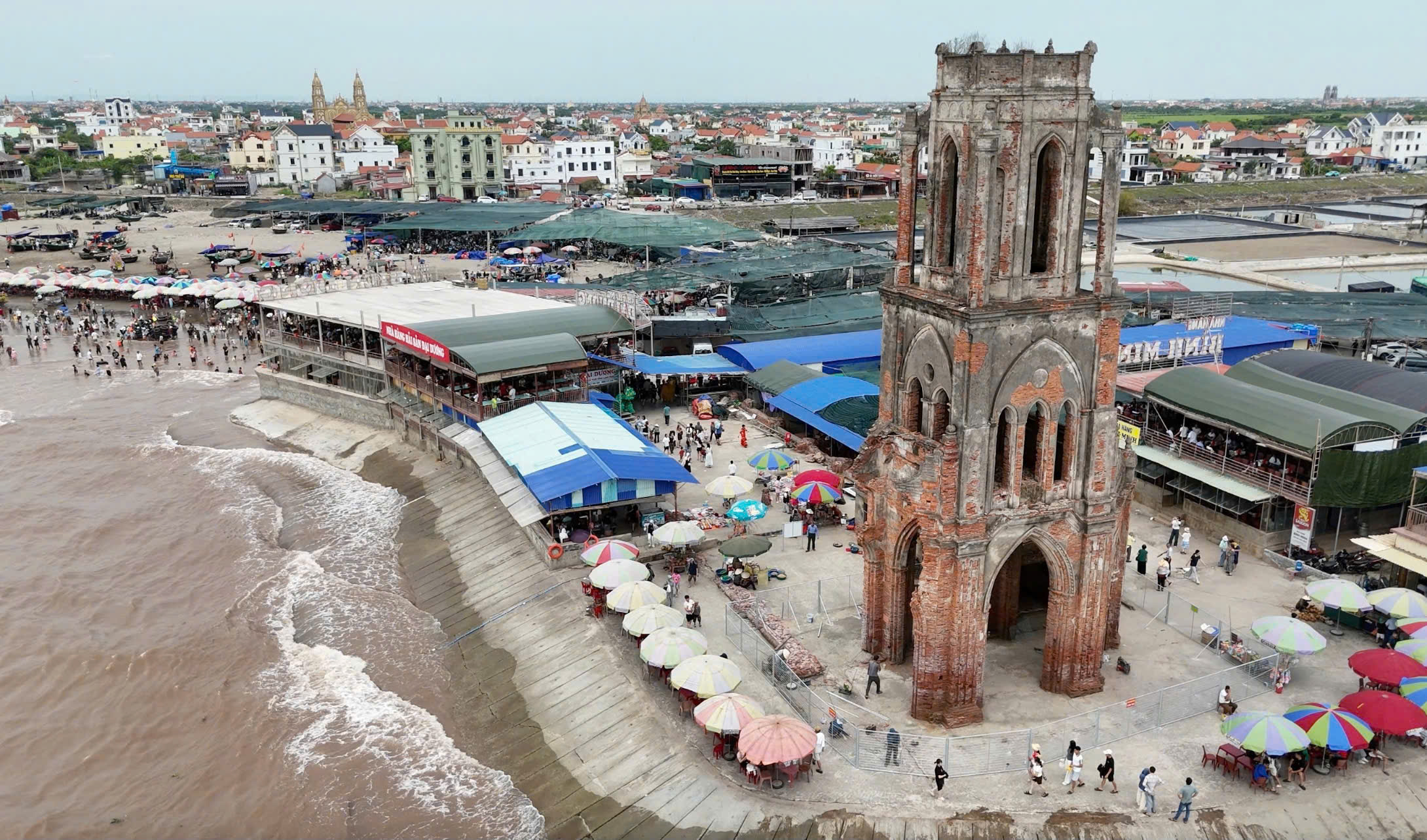 Nhà thờ đổ hút hồn khách bở vẻ đẹp hoang sơ - 0