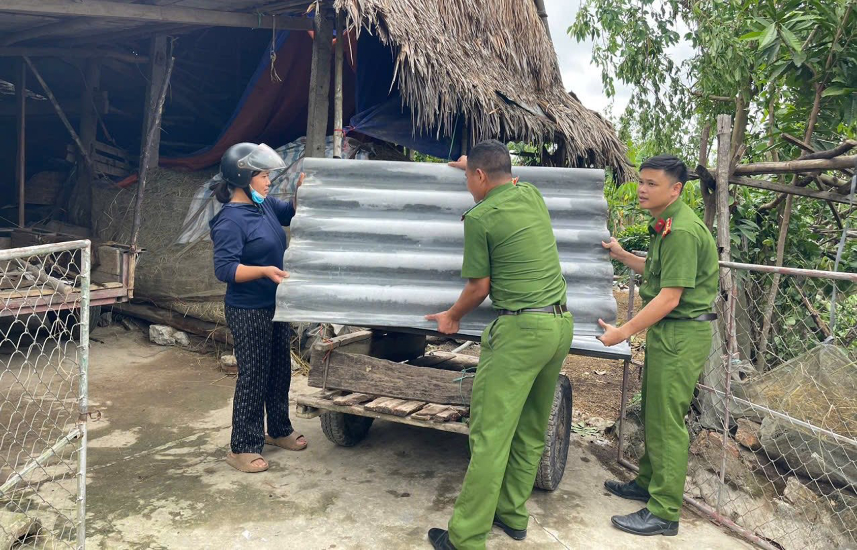 Lực lượng Công an dầm mình giúp dân khắc phục hậu quả giông lốc -0