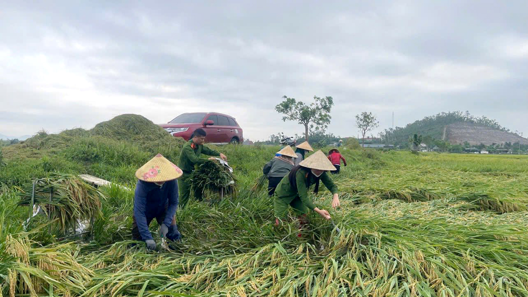 Lực lượng Công an dầm mình giúp dân khắc phục hậu quả giông lốc -0