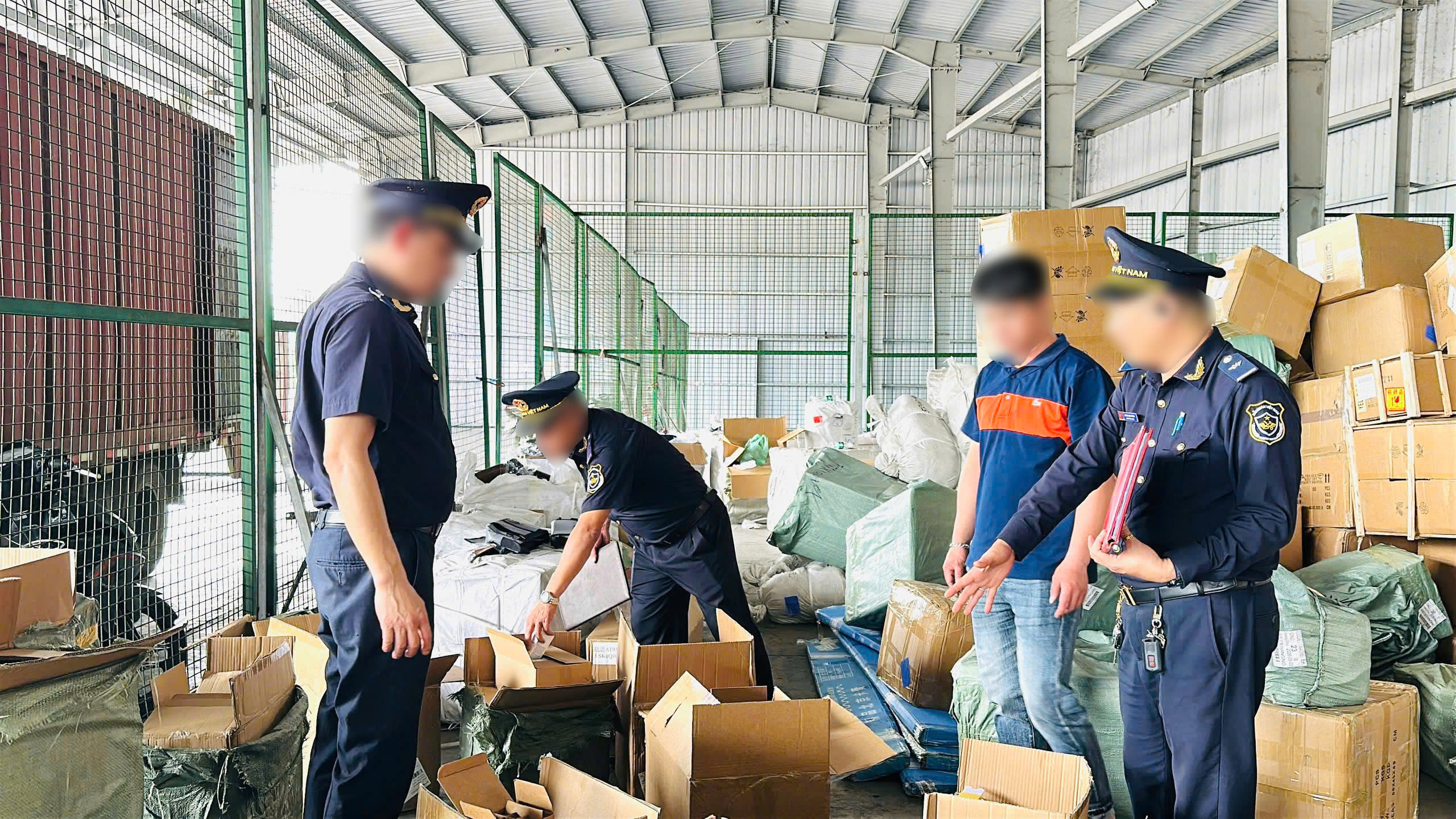 Phát hiện gần 15.000 sản phẩm mỹ phẩm, thời trang có dấu hiệu vi phạm quyền sở hữu trí tuệ - 0