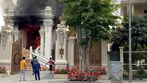 Lâu đài trăm tỷ ở Quảng Ninh bốc cháy, khói đen cuồn cuộn