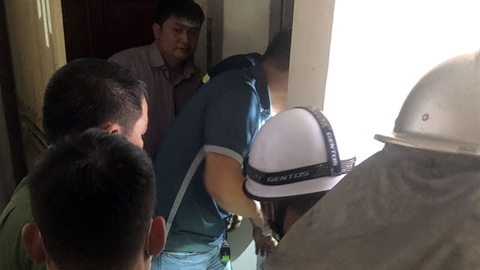 Giải cứu hai người mắc kẹt trong hố thang máy ở Hà Nội