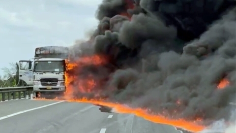 Xe chở dầu cháy dữ dội trên cao tốc Trung Lương - TP Hồ Chí Minh