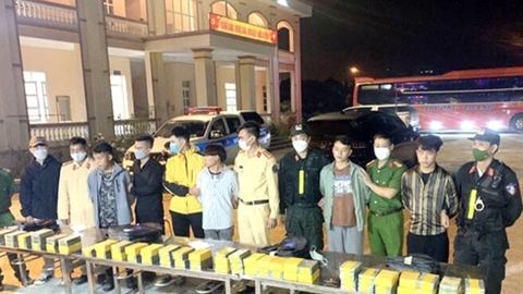 Bắt 4 đối tượng vận chuyển 115 bánh heroin từ Lào về Việt Nam