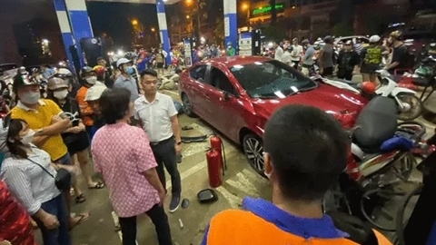 Camera vụ ô tô 'điên' tông liên hoàn vào cây xăng ở Hà Nội