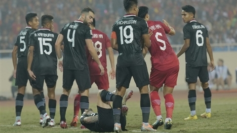 Cầu thủ Indonesia ngã ăn vạ Văn Hậu