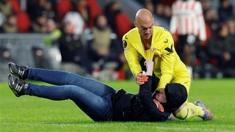 Bị CĐV tấn công, thủ môn Sevilla phản đòn như võ sĩ