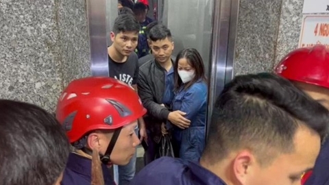 Giải cứu ba người mắc kẹt trong thang máy lúc rạng sáng