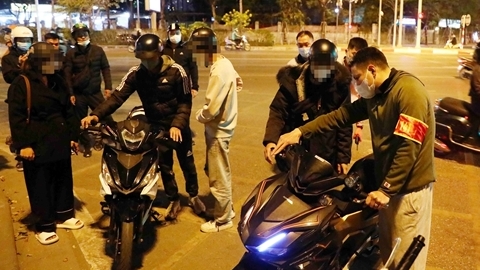 Cảnh sát 141 hóa trang tóm loạt quái xế chạy xe máy độ pô