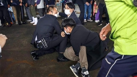 Cảnh sát khống chế đối tượng ném vật thể lạ về phía Thủ tướng Nhật Bản