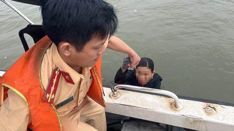 Cảnh sát đường thủy cứu người bị nạn trên sông Hồng