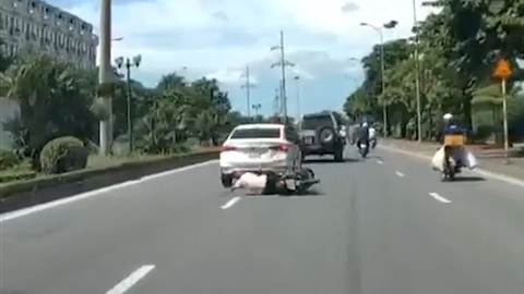 Tài xế lái ô tô tạt ngã người đi xe máy