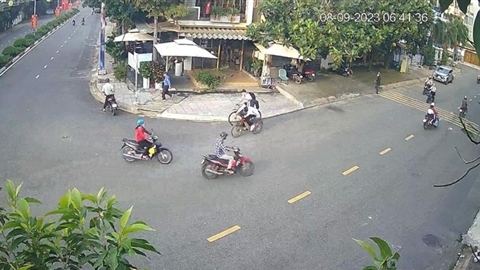 Nhóm trộm dàn cảnh lừa bảo vệ, đánh cắp xe máy
