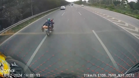 Tài xế nằm ra yên xe máy, lao vun vút vào cao tốc Đại lộ Thăng Long