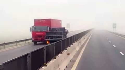 Xe tải liều lĩnh chạy ngược chiều trong sương mù trên cao tốc