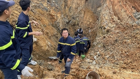 Cảnh sát tìm kiếm thi thể nạn nhân bị sạt lở khi đào giếng