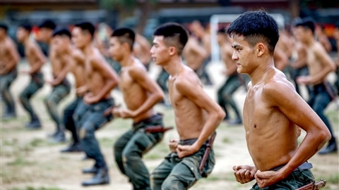 500 chiến sĩ chống khủng bố 'mình đồng da sắt' khổ luyện võ thuật