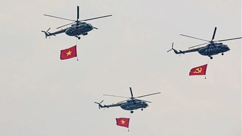Ngắm biên đội trực thăng trình diễn trên bầu trời Điện Biên