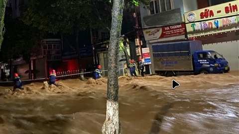 Công an Sơn La ứng trực, giúp dân trong mưa lũ