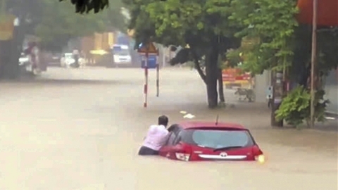 Mưa lớn cả đêm, Thái Nguyên ngập sâu, ô tô chết máy giữa đường