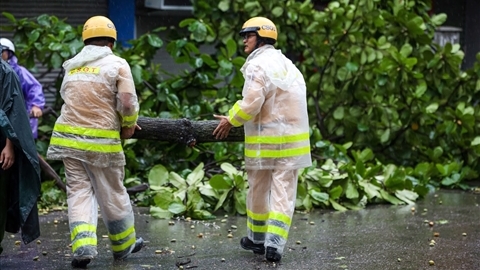 Công an Hà Nội ứng trực, đảm bảo an toàn cho người dân trong mưa bão