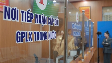 Ngày đầu CSGT Hà Nội làm nhiệm vụ mới, cấp đổi giấy phép lái xe