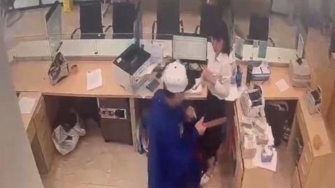 Truy bắt đối tượng cầm dao cướp ngân hàng ở Quảng Ninh