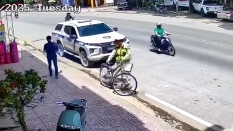 Hỏng xe đạp trên đường, nam sinh được CSGT đưa đến điểm thi kịp thời