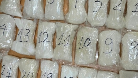Bắt giữ hơn 5kg ma túy cất giấu trong thớt gỗ tại sân bay