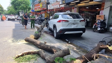 Giây phút ô tô tông hàng loạt xe máy trên phố ở Hà Nội